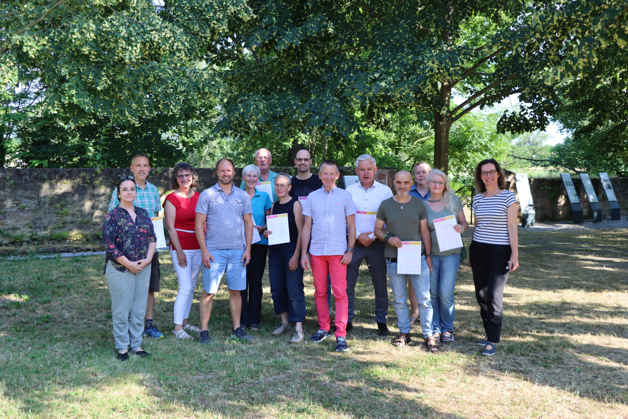Sie sind jetzt klimafit: Landrat Thomas Will (Mitte), die stellvertretende Leitung der KVHS Silvia Parra Belmonte (links) und Thomas Münstermann (Sparkassen-Stiftung Groß-Gerau, neben Landrat Will) konnten fünfzehn Teilnehmer*innen eines Klima-Kurses bei der Kreisvolkshochschule Groß-Gerau ihre Urkunden überreichen. Foto: Kreisverwaltung
