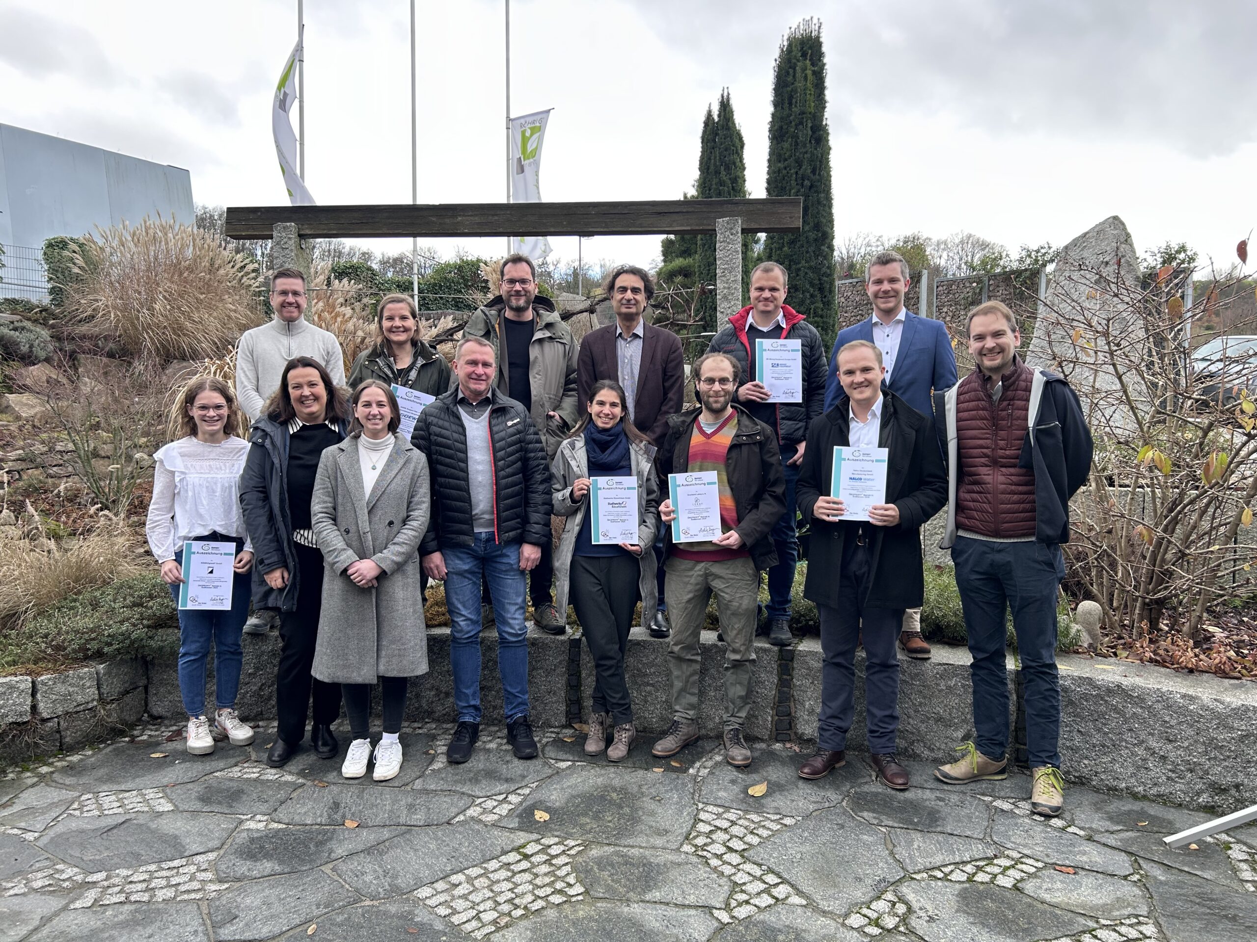 Das Bild zeigt die ausgezeichneten Unternehmen und Vertreter*innen des Kreises Groß-Gerau und Arqums während der ÖKOPROFIT-Veranstaltung bei RÖHRIGgranit in Heppenheim. Foto: Kreisverwaltung