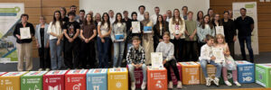 Die glücklichen Gewinner*innen direkt nach der Preisverleihung im Landratsamt dem Ersten Kreisbeigeordneten Adil Oyan (rechts). Foto: Kreisverwaltung Groß-Gerau