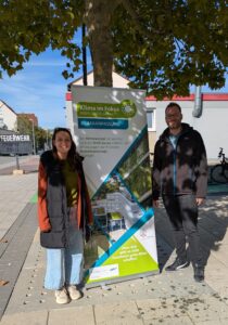 Mira Karlowsky, Klimaschutzmanagerin der Stadt Ginsheim-Gustavsburg, und Patrick Ehmann vom Fachdienst Klimaschutz des Kreises Groß-Gerau auf der Klima-Veranstaltung am 26.09.2026 in Gustavsburg.