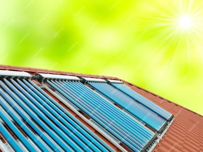 vakuumkollektor-solarwasserheizungssystem-auf-rotem-dachhaus-mit-gruenem-fruehlingssonnenhintergrund_104337-7591